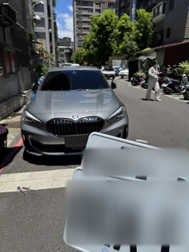 店門口拆牌作業，前後車牌已卸下