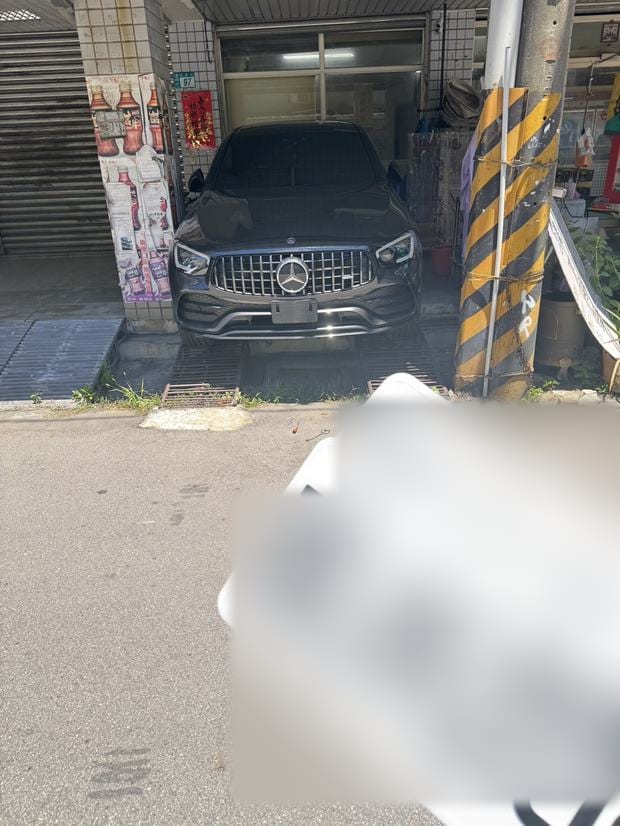 到府拆牌現場：車輛前方與剛卸下的前後車牌