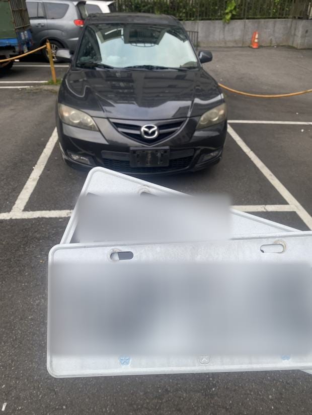 停車場內完成拆牌的房車與卸下的車牌